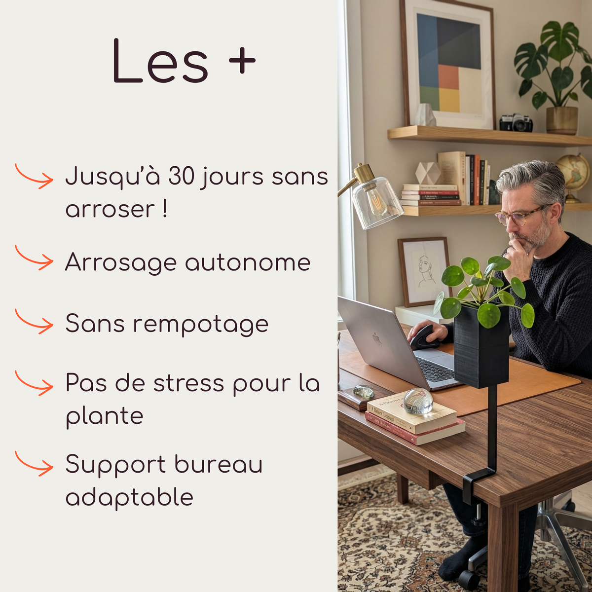 Un homme travaillant à son bureau à domicile en bois avec un ordinateur portable. Un support de bureau Éclance 'L'îlot végétal' noir, fixé au bord, tient un cache-pot cubique noir 'Le cube' (6 cm) avec une plante Pilea. Arrière-plan : étagères avec livres et objets d'art. Le panneau de gauche liste les avantages marketing de l'auto-arrosage