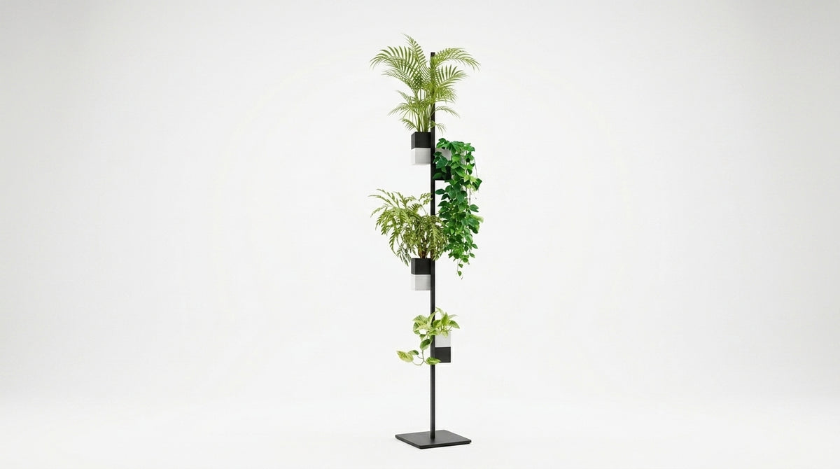 L'archipel végétal par la marque Éclance décoration intérieur végétal. Présentation de multiples cache-pots Le cube (adaptés pour des pots de 6cm) de couleur bicolore noir et blanc. L'image montre deux configurations : une barre verticale accrochée à une tringle de rideaux grâce à un crochet, et un support sur pied à poser au sol.