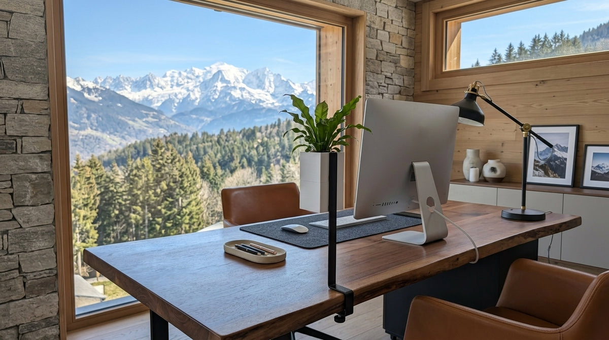 Intérieur d'un bureau de montagne haut de gamme avec une vue époustouflante sur le Mont Blanc et les Alpes enneigées. Un îlot végétal Éclance noir avec trois cache-pots Le cube blancs de 6 cm, fixés par pince, est fixé sur le bureau en bois massif.