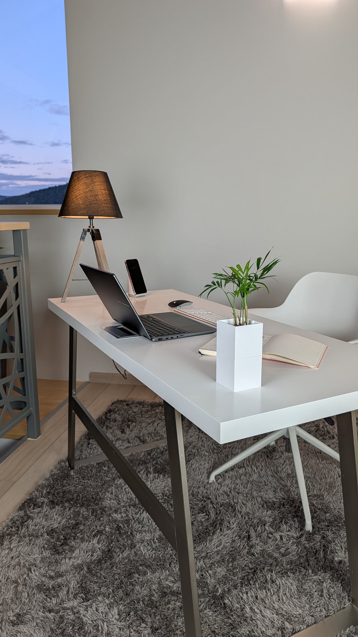 Cache-pot Le Cube Éclance blanc : un petit cache-pot blanc avec une plante verte sur un bureau moderne et lumineux.