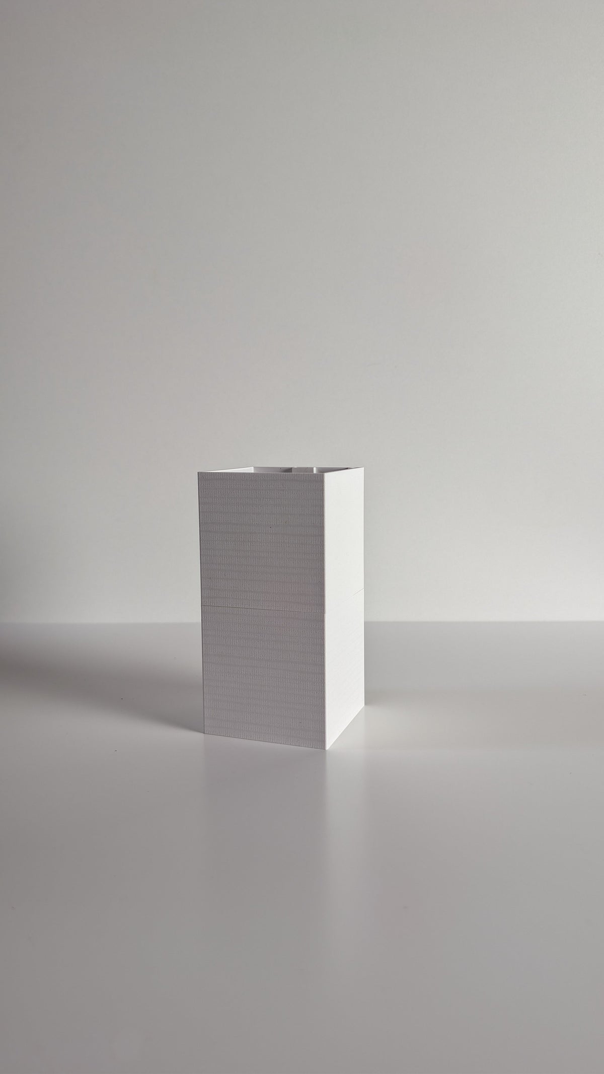 Cache-pot à arrosage autonome Le Cube Éclance blanc, sans plante, sur fond neutre