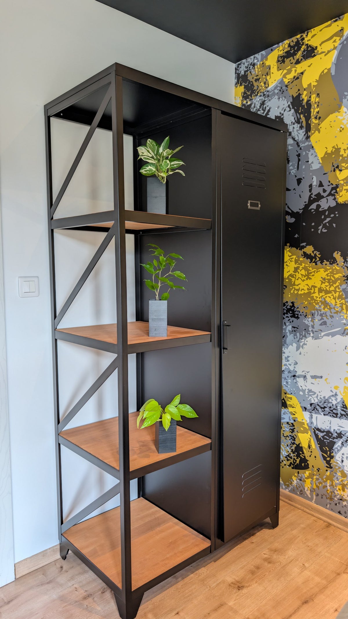 Cache-pot Le Cube Éclance noir : trois cache-pots Le Cube noir posés sur les étagères d'un meuble en métal et bois.