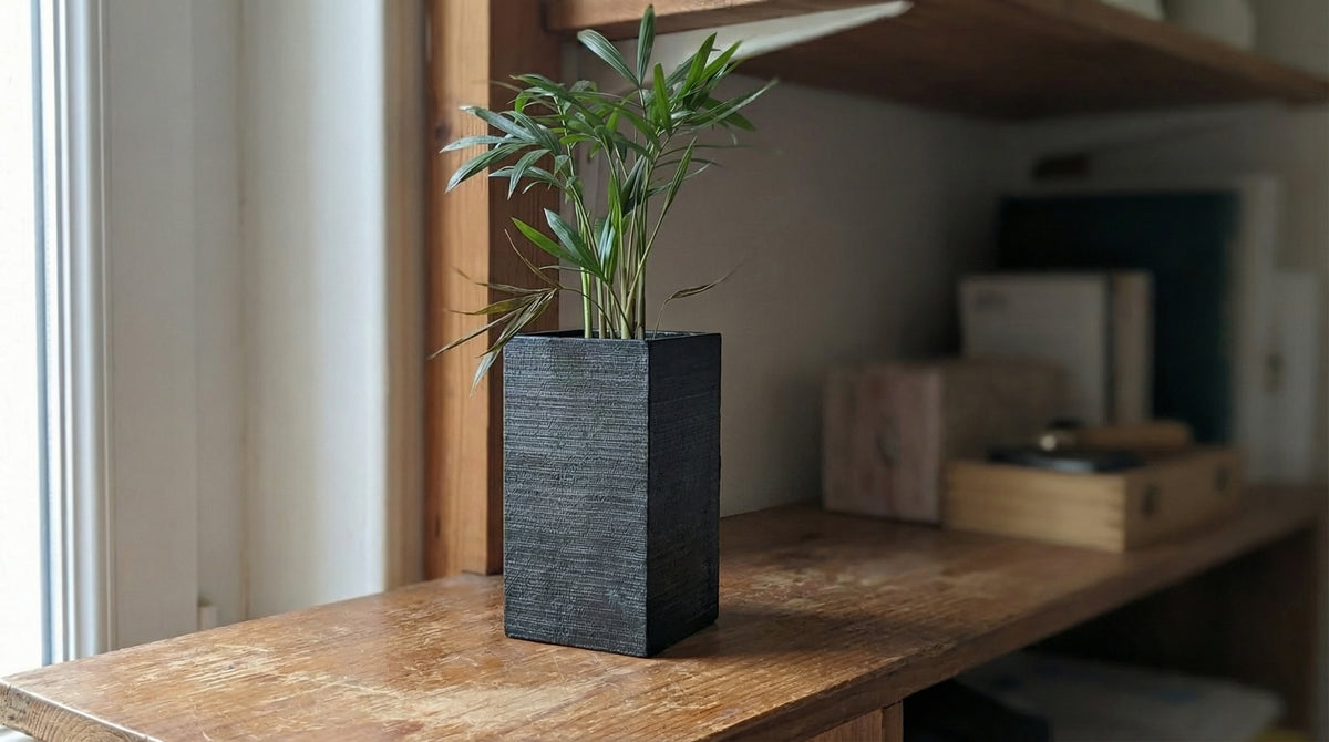 eclance-cache-pot-le-cube-6cm-noir-texture-bois-carbonise-mur-1-cube