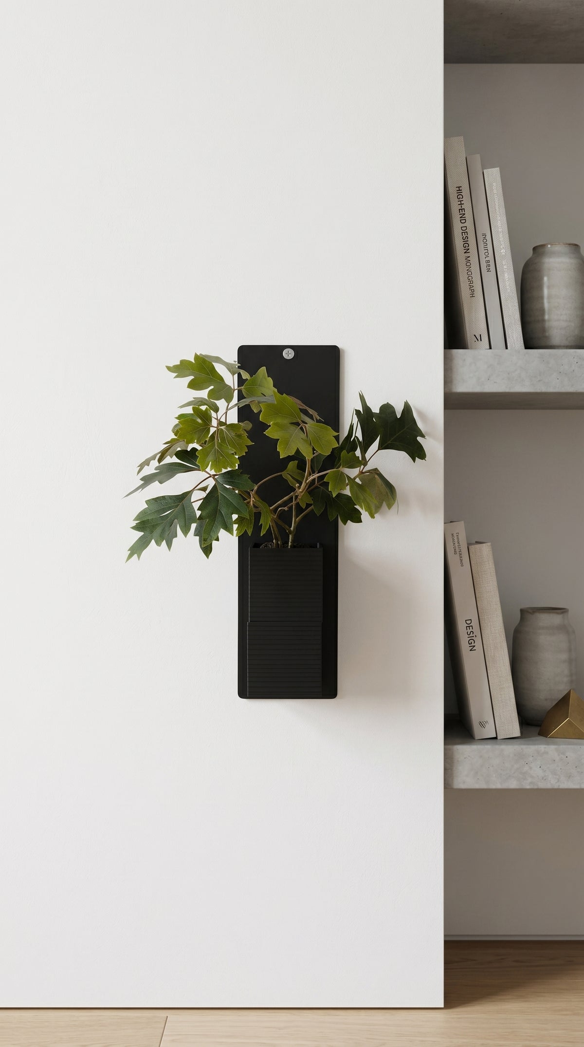 Cache-pot mural design Le cube noir par Éclance décoration intérieur végétal. Ce modèle adapté pour un pot de 6cm accueille une plante verte et est fixé sur un mur blanc à côté d'une étagère contemporaine.