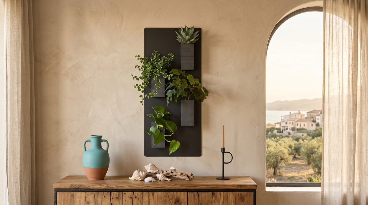 Grand support mural noir Éclance décoration intérieur végétal avec quatre cache-pots noirs texturés Le cube (pour pot de 6cm) remplis de plantes, fixé au-dessus d’un buffet en bois rustique à côté d'une grande fenêtre en arche.
