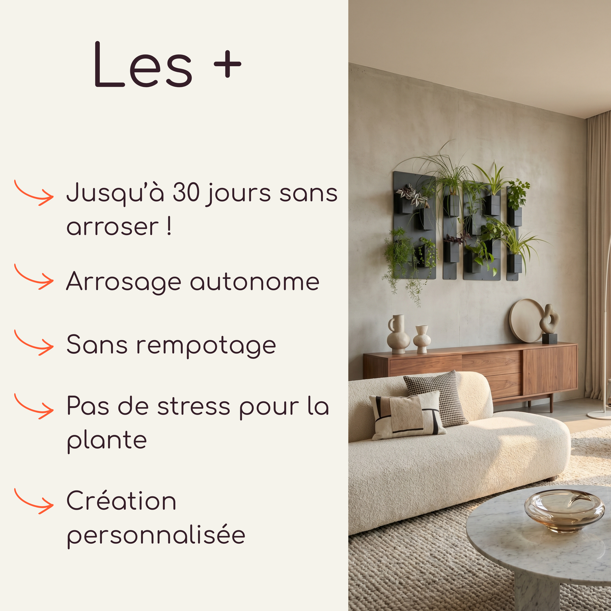 Infographie publicitaire présentant les avantages du mur végétal modulaire par Éclance décoration intérieur végétal. La partie gauche, sur un fond crème épuré, liste les points forts du système avec des flèches orange : "Les +", "Jusqu'à 30 jours sans arroser !", "Arrosage autonome", "Sans rempotage", "Pas de stress pour la plante" et "Création personnalisée". La partie droite montre une mise en situation dans un salon au style Japandi et chaleureux, avec les cache-pots Le cube tout noir.