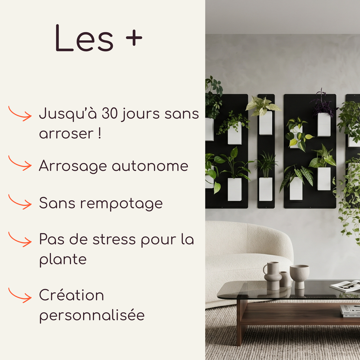 Infographie publicitaire présentant les avantages du mur végétal modulaire par Éclance décoration intérieur végétal. La partie gauche, sur un fond crème épuré, liste les points forts du système avec des flèches orange : "Les +", "Jusqu'à 30 jours sans arroser !", "Arrosage autonome", "Sans rempotage", "Pas de stress pour la plante" et "Création personnalisée". La partie droite montre une mise en situation dans un salon au style Japandi et chaleureux, avec les cache-pots Le cube tout noir.