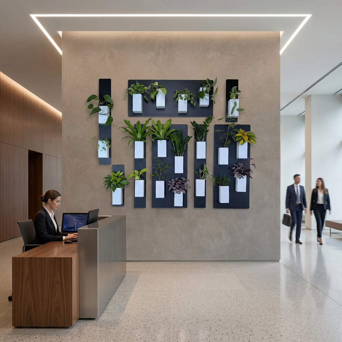 Aménagement biophilique corporate d'un hall d'accueil d'entreprise par Éclance décoration intérieur végétal. Sur une cloison centrale texturée de couleur grège, un grand mur végétal modulaire est composé de panneaux magnétiques noirs et de cache-pots Le cube tout blanc pour pots de 6cm, abritant des plantes d'intérieur graphiques. Une réceptionniste est installée à une banque d'accueil moderne en bois de noyer et métal brossé sous un plafond lumineux à LED. À l'arrière-plan, des collaborateurs en costume.