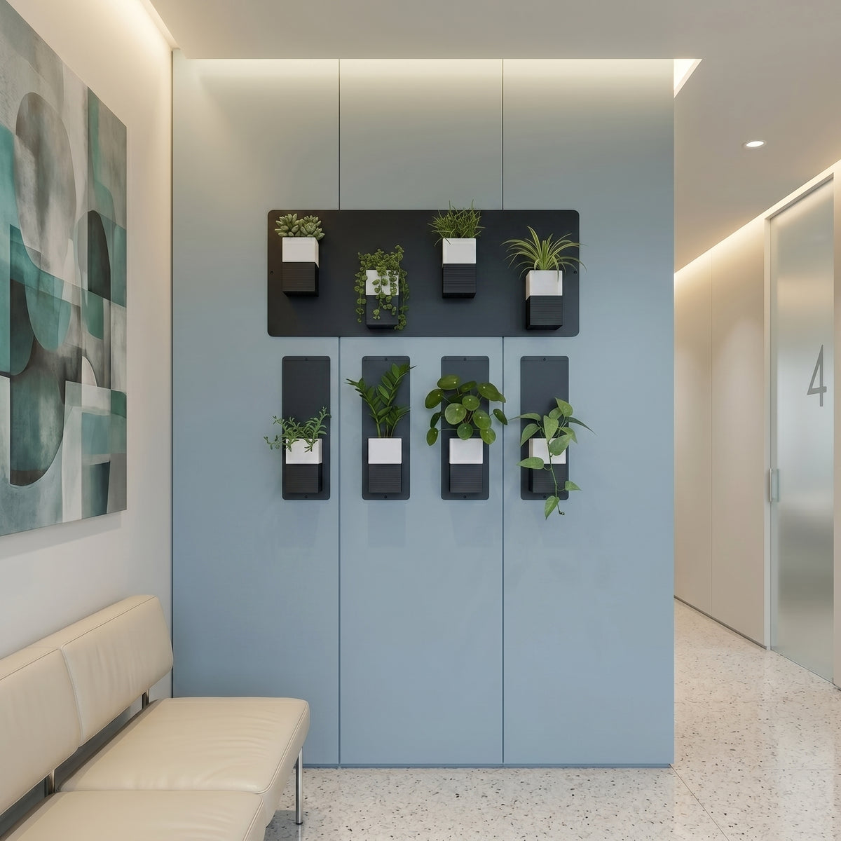 Aménagement biophilique et apaisant d'une salle d'attente ou d'un cabinet professionnel par Éclance décoration intérieur végétal. Sur des panneaux muraux lisses couleur bleu horizon ou bleu-gris mat, une composition de mur végétal modulaire associe une plaque magnétique noire horizontale et quatre plaques verticales fines. Des cache-pots Le cube bicolore noir et blanc (conçus pour des pots de 6cm) y sont aimantés, mettant en valeur des plantes vertes compactes (pilea, zamioculcas, pothos). 