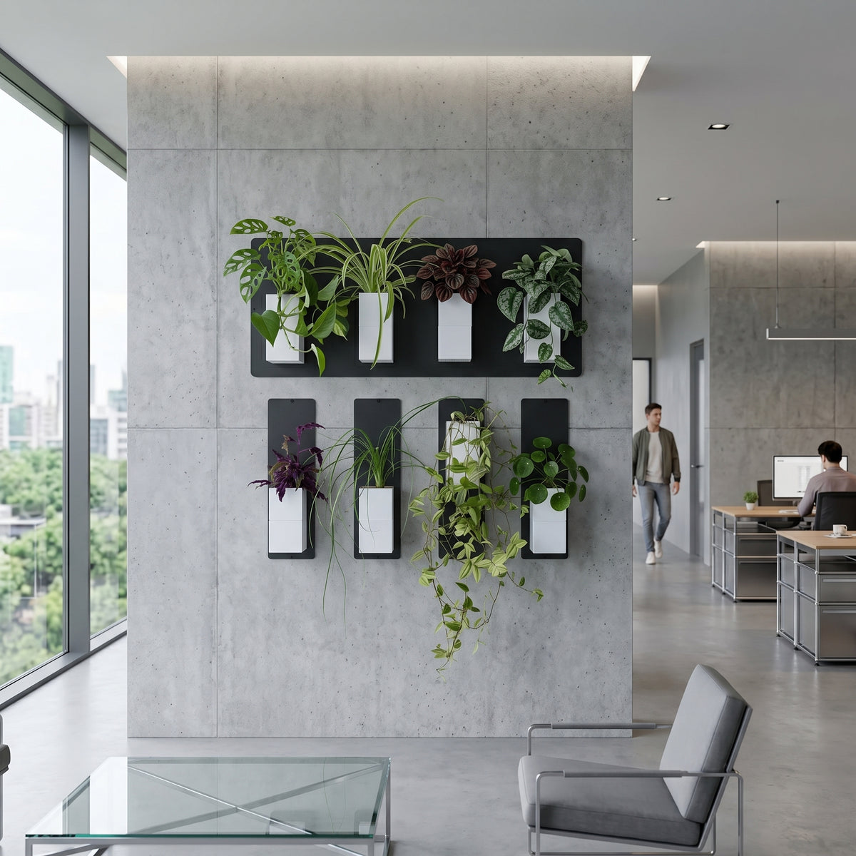 Aménagement biophilique et contemporain d'un grand bureau d'entreprise par Éclance décoration intérieur végétal. Sur un mur de séparation en dalles de béton brut gris clair, une composition de mur végétal modulaire associe une plaque magnétique noire horizontale et quatre plaques verticales fines. Plusieurs cache-pots Le cube tout blanc (conçus pour des pots de 6cm) y sont aimantés, accueillant des plantes vertes d'intérieur variées aux feuillages denses et retombants. 