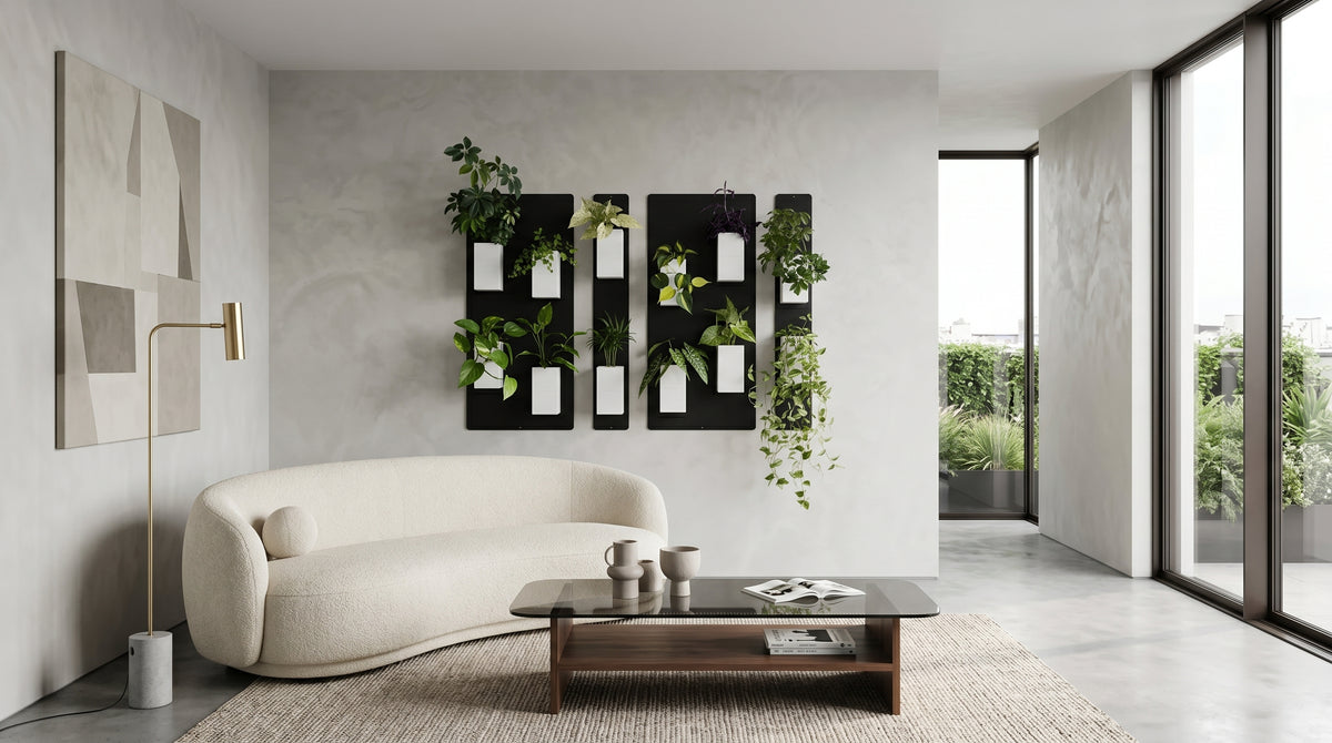  Aménagement biophilique et minimaliste d'un salon penthouse lumineux par Éclance décoration intérieur végétal. Fixée sur un grand mur texturé gris clair effet enduit mat, une composition de mur végétal modulaire associe des plaques magnétiques noires et plusieurs cache-pots Le cube tout blanc (conçus pour des pots de 6cm) garnis de plantes vertes d'intérieur variées. Un canapé curviligne de style haricot en tissu bouclé crème repose sur un grand tapis tissé beige, devant une table basse en verre et bois.
