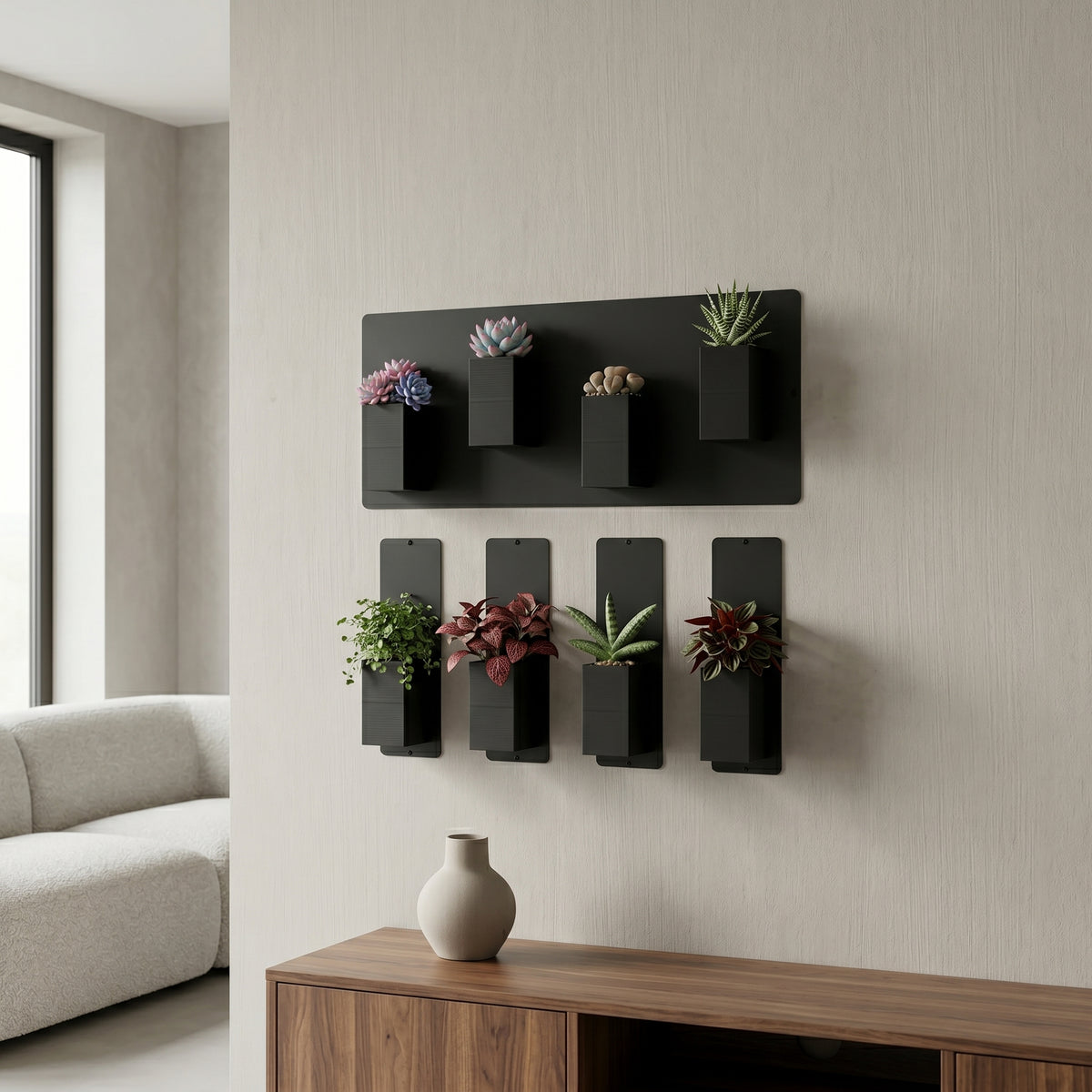 Aménagement biophilique et minimaliste d'un salon chaleureux par Éclance décoration intérieur végétal. Sur un mur grège clair à l'enduit texturé de fines lignes verticales, une composition géométrique de mur végétal modulaire associe une plaque magnétique noire horizontale et quatre plaques verticales fines en dessous. Plusieurs cache-pots Le cube tout noir (conçus pour des pots de 6cm) y sont aimantés, accueillant des succulentes colorées aux tons roses et bleutés ainsi que de petites plantes vertes.