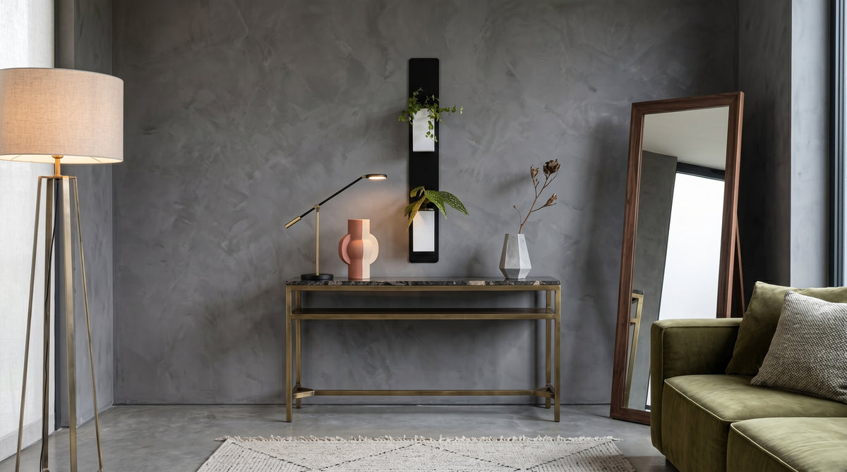Support mural noir Éclance décoration intérieur végétal habillé de deux cache-pots blancs Le cube pour plantes (adaptés pour pots de 6cm), fixé sur un mur en béton ciré gris au-dessus d'une console design.