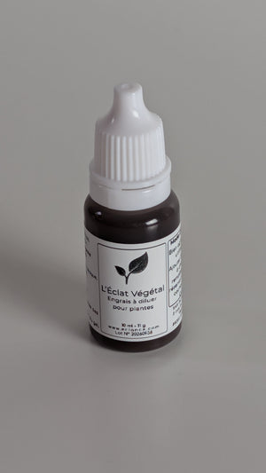 L'Éclat Végétal Éclance vu de trois quarts, flacon de 10 ml à bouchon compte-gouttes blanc, engrais pour cache-pots à arrosage autonome.