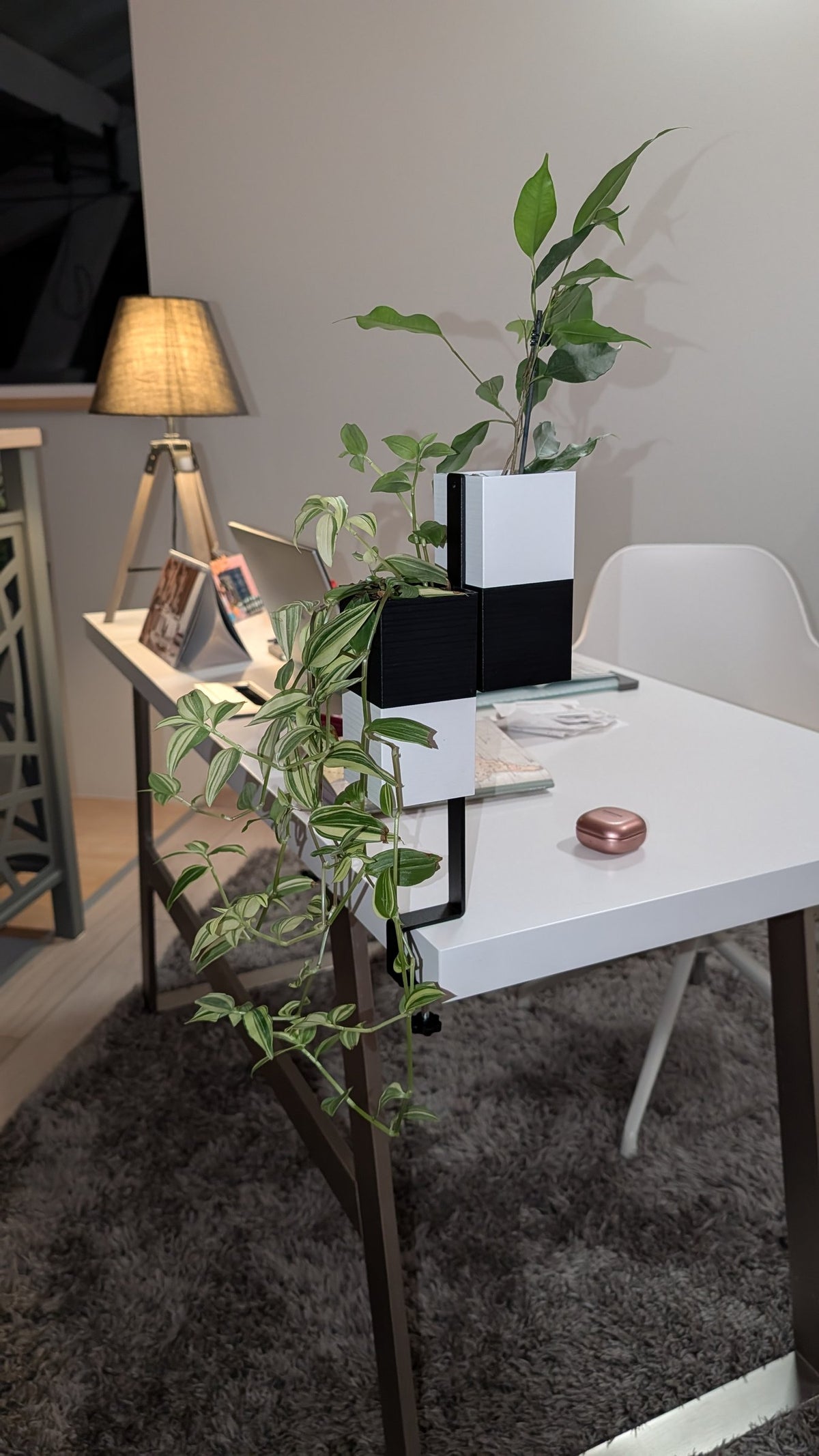 L'Îlot Végétal Éclance double bicolore noir et blanc : support pour plante double noir et blanc fixé sur le bord d'un bureau blanc dans un coin travail moderne.