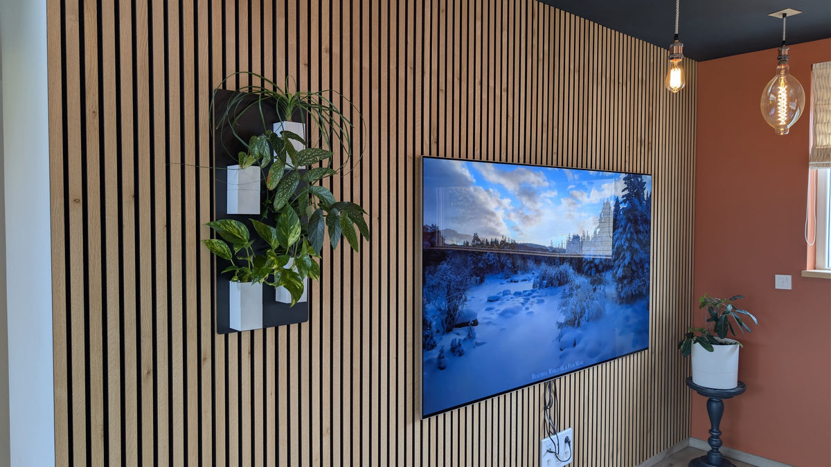 Mini mur végétal Éclance M4 blanc : support mural végétal Mini Mur blanc avec plantes vertes fixé sur un tasseau de bois.