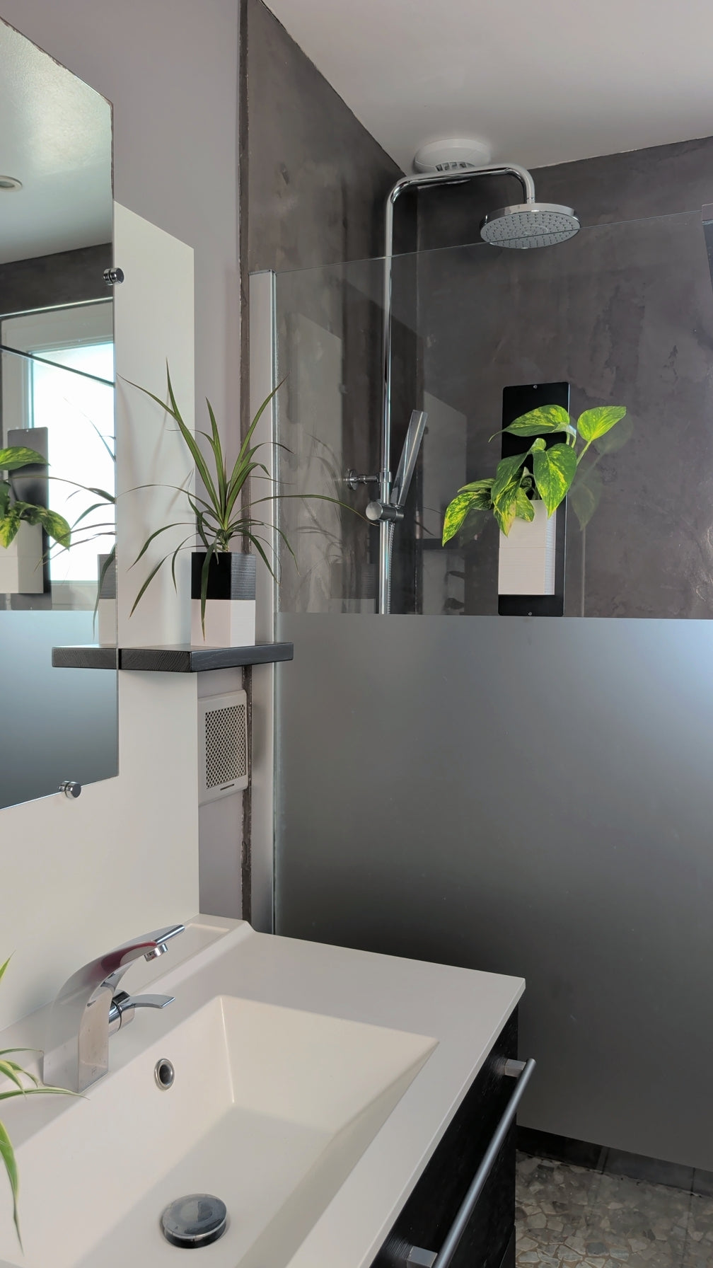 Mini mur végétal Éclance M1 blanc : Mini Mur Éclance blanc fixé sur la paroi vitrée d'une douche moderne avec plante verte.