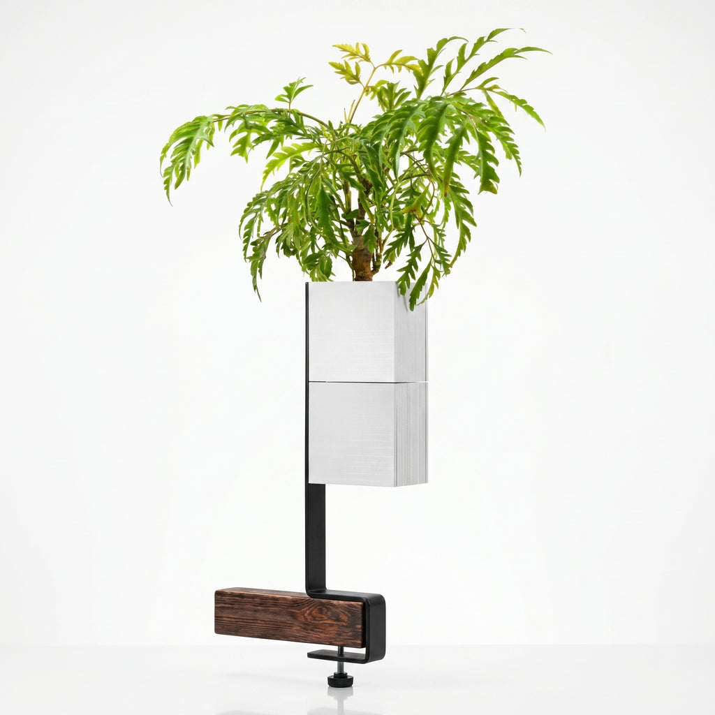Barre de support verticale Éclance avec un cache-pots Le cube blanc pour pot de 6cm, aménagement d'un îlot végétal intérieur moderne et minimaliste.