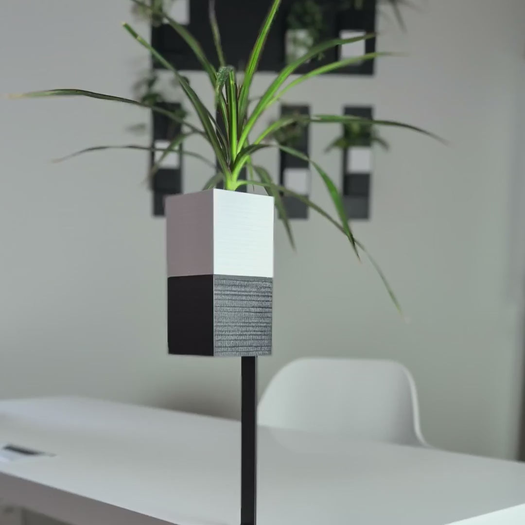 Vidéo de L'Îlot Végétal Éclance : support de bureau à arrosage autonome en 2 formats, plantes en hauteur, jusqu'à 4 semaines d'autonomie, fabriqué en France